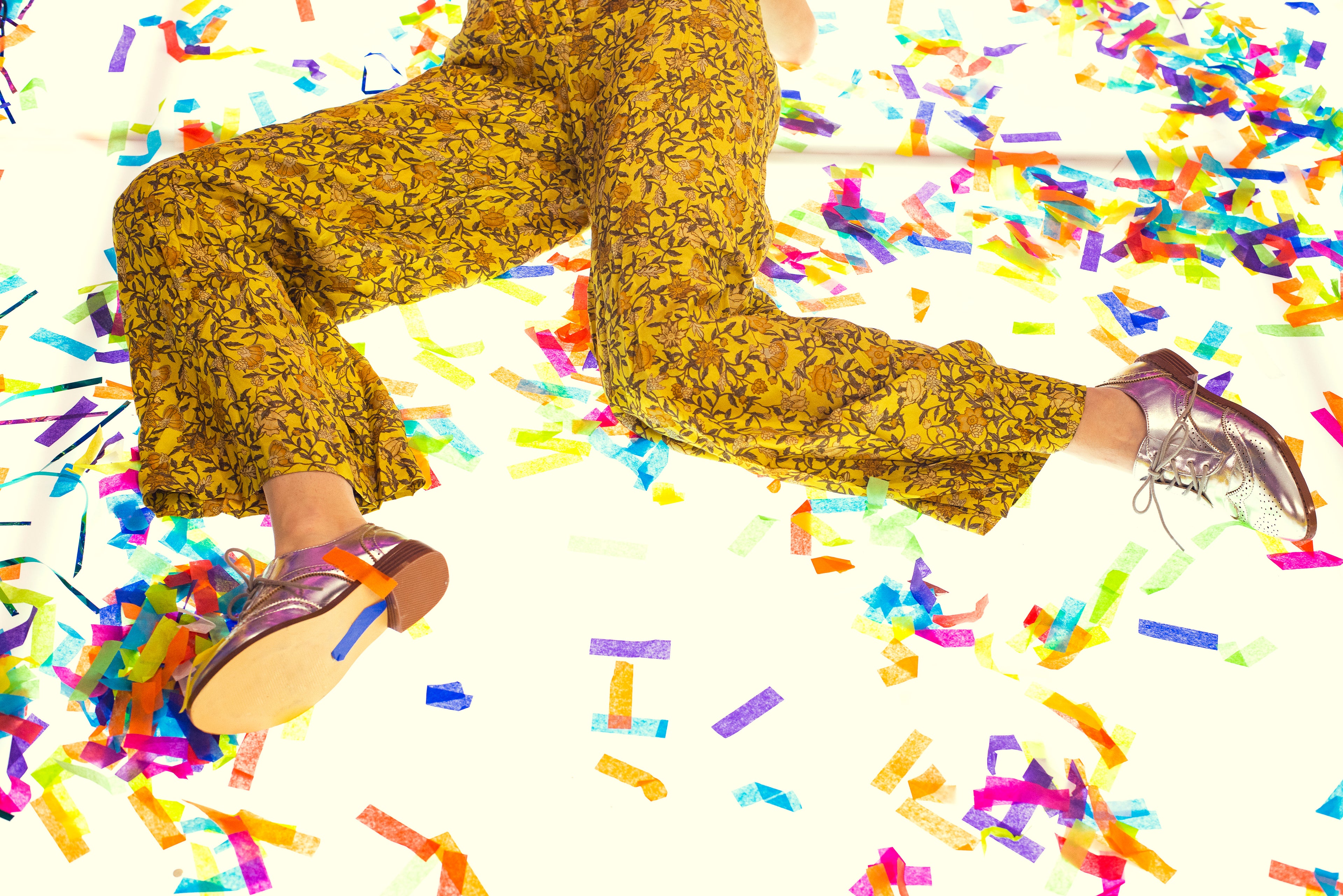 Happy woman in stylish outfit celebrating with confetti – Bellem Trading online fashion store